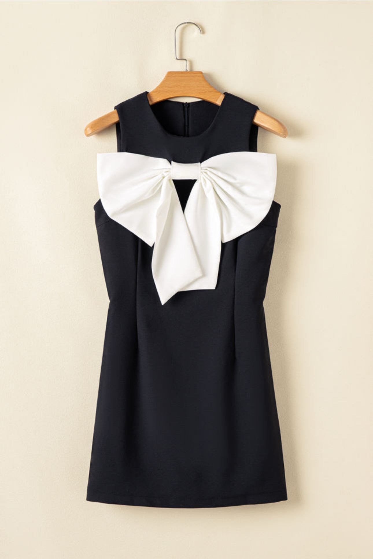 Black Contrast Bowknot Appliqué Crew Neck Mini Dress